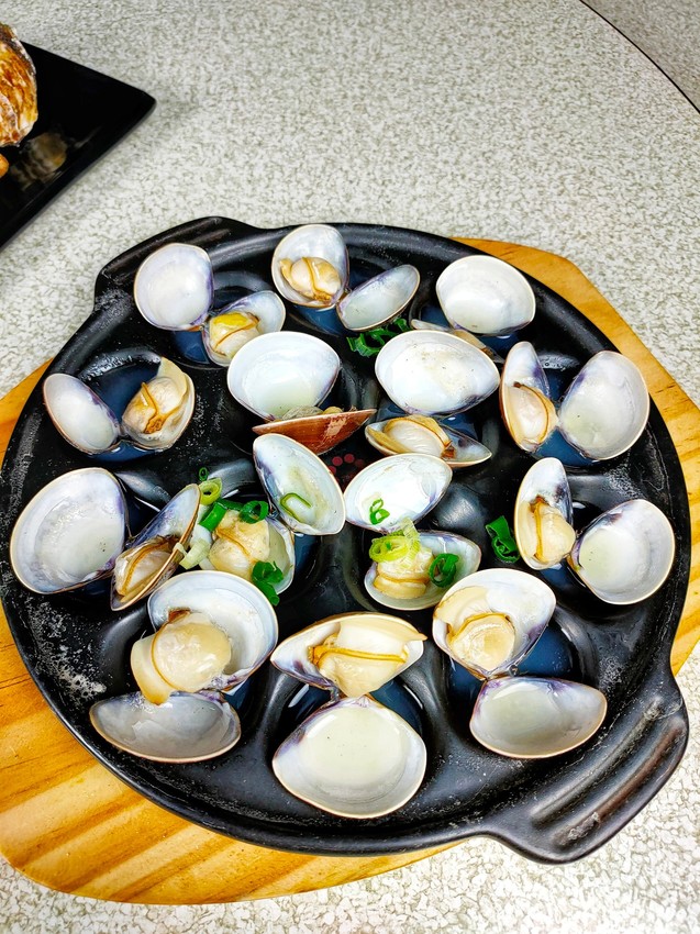 桃園中壢美食-烤貝烤牡燒烤店-路邊攤的價格卻能舒適的室內用餐環境，超大生蠔七顆只要70元  (邀約) @民宿女王芽月-美食.旅遊.全台趴趴走