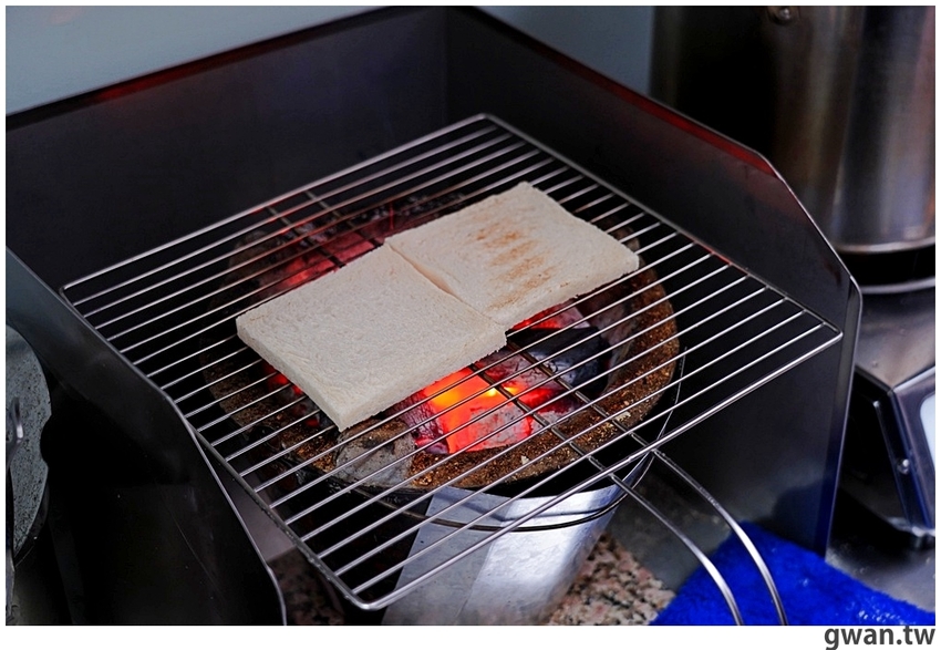 七月新開幕，炭爐烤的三明治 ! 一早還能吃到刈包和雙色地瓜球