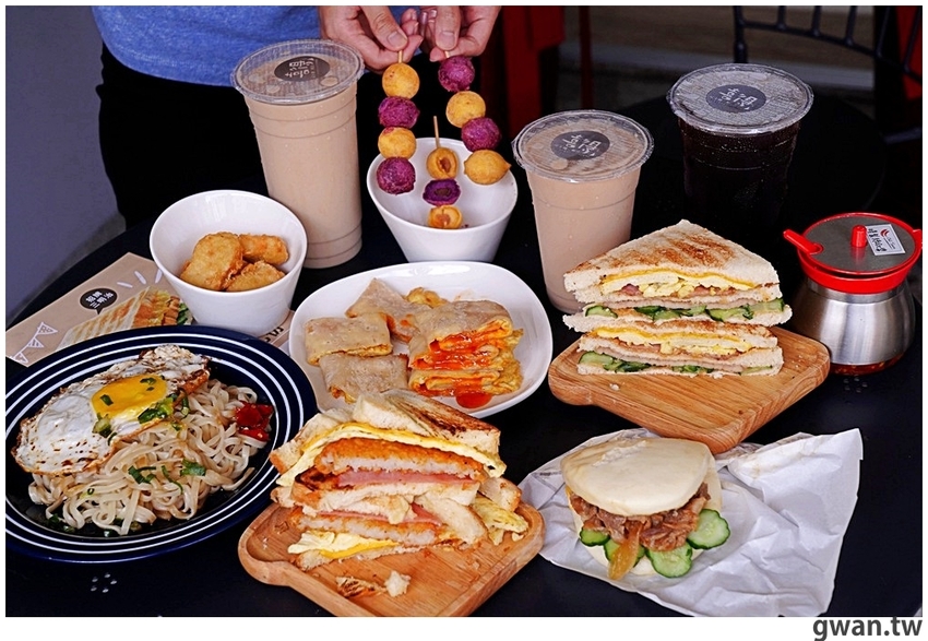 七月新開幕，炭爐烤的三明治 ! 一早還能吃到刈包和雙色地瓜球