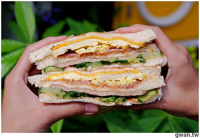 七月新開幕，炭爐烤的三明治 ! 一早還能吃到刈包和雙色地瓜球