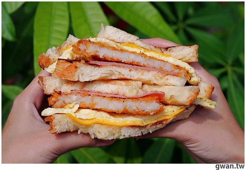 七月新開幕，炭爐烤的三明治 ! 一早還能吃到刈包和雙色地瓜球