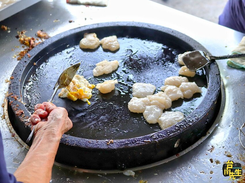 台南肉粿／無店名無招牌老饕才知道／只賣1樣飄香40多年／限量供應晚來吃不到／一開店就排隊／現點現煎趕時間不要來／不要遮住電風扇