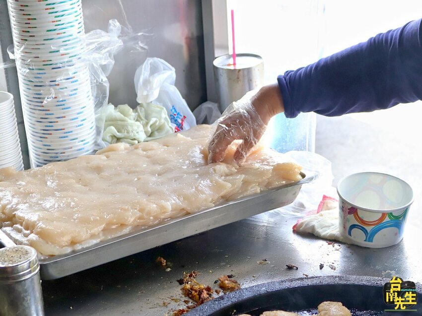 台南肉粿／無店名無招牌老饕才知道／只賣1樣飄香40多年／限量供應晚來吃不到／一開店就排隊／現點現煎趕時間不要來／不要遮住電風扇