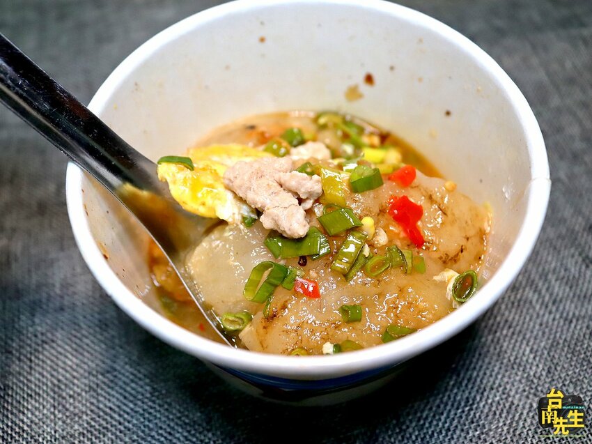 台南肉粿／無店名無招牌老饕才知道／只賣1樣飄香40多年／限量供應晚來吃不到／一開店就排隊／現點現煎趕時間不要來／不要遮住電風扇