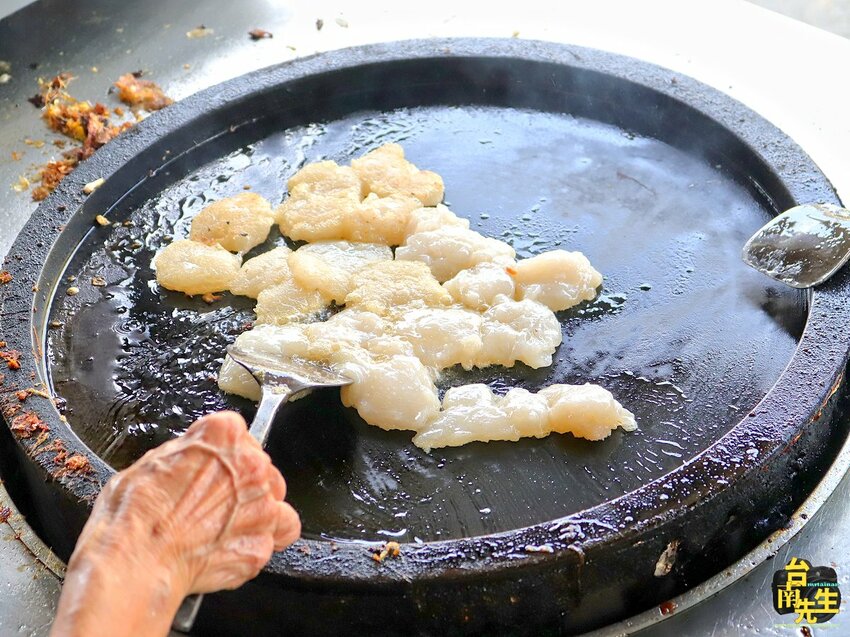 台南肉粿／無店名無招牌老饕才知道／只賣1樣飄香40多年／限量供應晚來吃不到／一開店就排隊／現點現煎趕時間不要來／不要遮住電風扇