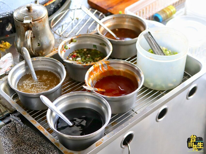 台南肉粿／無店名無招牌老饕才知道／只賣1樣飄香40多年／限量供應晚來吃不到／一開店就排隊／現點現煎趕時間不要來／不要遮住電風扇