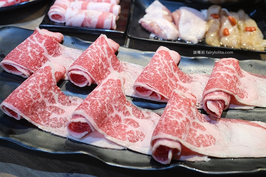 蒙古紅 蒙古火鍋（桃園店）。桃園火鍋吃到飽 超狂！一人只要550元，近150種食材讓你無限呷免驚！ @蹦啾♥謝蘿莉 La vie heureuse