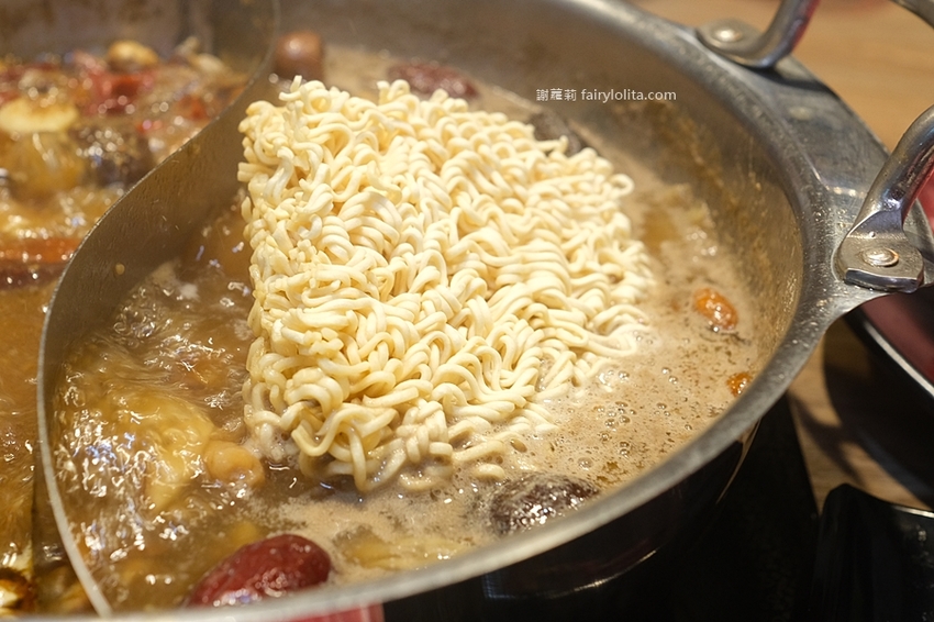 蒙古紅 蒙古火鍋（桃園店）。桃園火鍋吃到飽 超狂！一人只要550元，近150種食材讓你無限呷免驚！ @蹦啾♥謝蘿莉 La vie heureuse