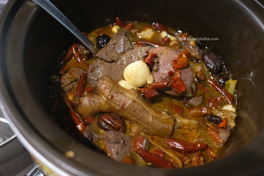 蒙古紅 蒙古火鍋（桃園店）。桃園火鍋吃到飽 超狂！一人只要550元，近150種食材讓你無限呷免驚！ @蹦啾♥謝蘿莉 La vie heureuse