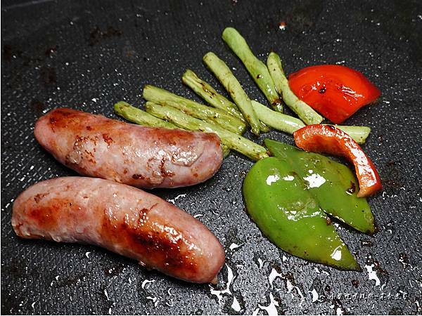 蒙古紅-台灣古早味高梁酒香腸 (1).jpg