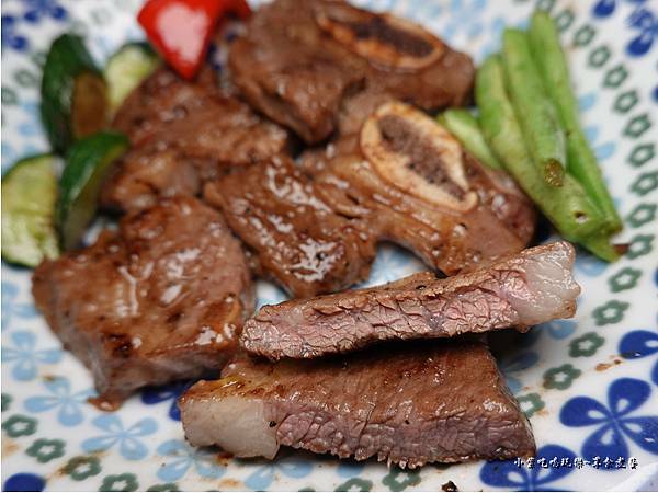 蒙古紅-黑胡椒單骨牛小排 (2).jpg