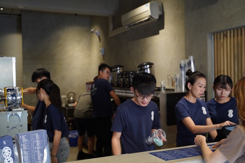 『茶棧-竹北總店』老一輩人的回憶，一賣就是近30年！現在不只有竹北喝得到，新竹也有門市啦！清水模裝潢文青好拍照！(內有菜單/分店資訊可以參考) - 阿華田的美食日記