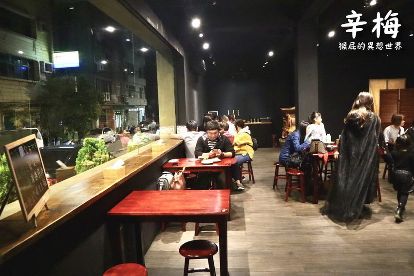 【桃園平鎮美食】辛梅小吃店阿嬤的味道！熔岩溫泉蛋乾麵蛋黃爆漿超誘人！古早味小吃，有家的味道！Google評價4.7顆星！ @猴屁的異想世界