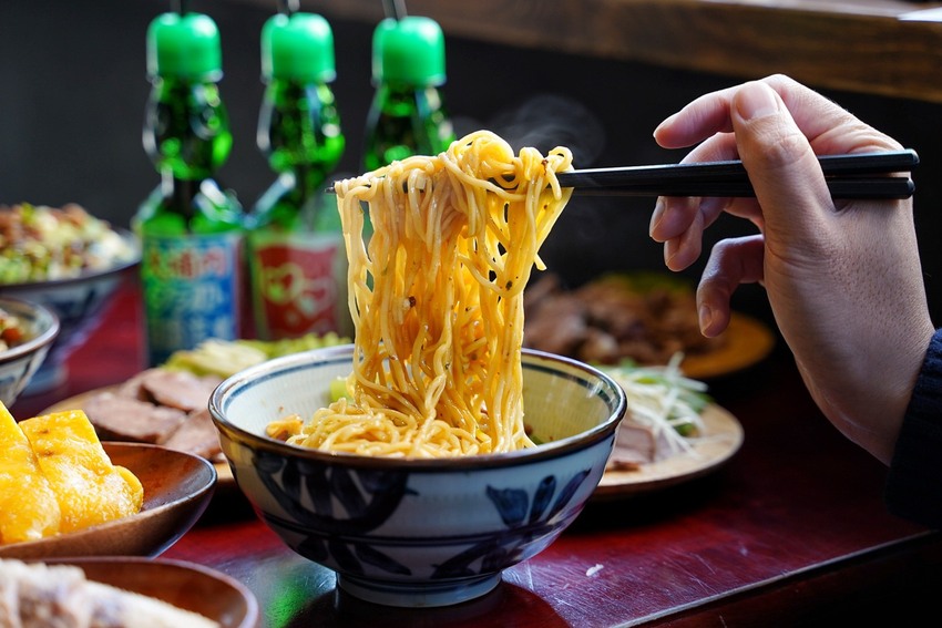 Google評價4.6顆星!就是這間排隊必吃的『辛梅-阿嬤的味道』,主打各式平價大份量古早味米食及特色小菜,還有浮誇吸睛的限量切片肉盤文昌雞、櫻桃鴨! - 阿華田的美食日記