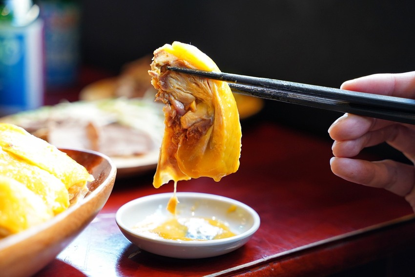 Google評價4.6顆星!就是這間排隊必吃的『辛梅-阿嬤的味道』,主打各式平價大份量古早味米食及特色小菜,還有浮誇吸睛的限量切片肉盤文昌雞、櫻桃鴨! - 阿華田的美食日記