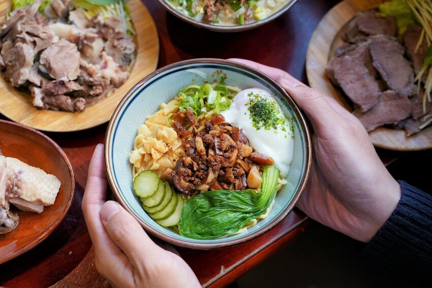 Google評價4.6顆星!就是這間排隊必吃的『辛梅-阿嬤的味道』,主打各式平價大份量古早味米食及特色小菜,還有浮誇吸睛的限量切片肉盤文昌雞、櫻桃鴨! - 阿華田的美食日記