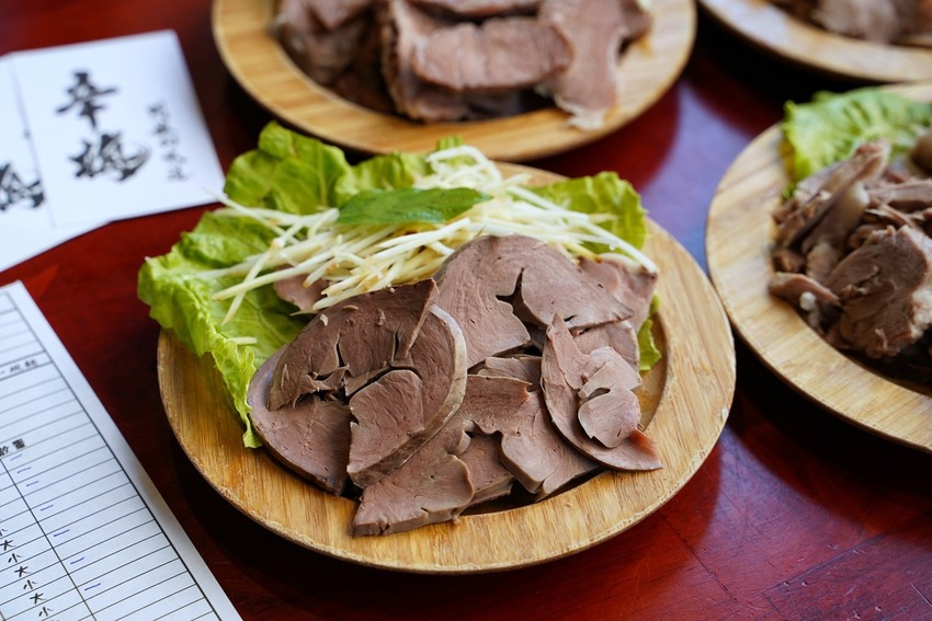 Google評價4.6顆星!就是這間排隊必吃的『辛梅-阿嬤的味道』,主打各式平價大份量古早味米食及特色小菜,還有浮誇吸睛的限量切片肉盤文昌雞、櫻桃鴨! - 阿華田的美食日記