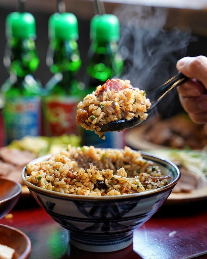 Google評價4.6顆星!就是這間排隊必吃的『辛梅-阿嬤的味道』,主打各式平價大份量古早味米食及特色小菜,還有浮誇吸睛的限量切片肉盤文昌雞、櫻桃鴨! - 阿華田的美食日記