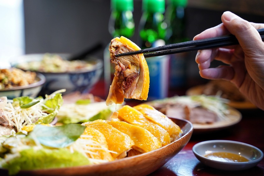 Google評價4.6顆星!就是這間排隊必吃的『辛梅-阿嬤的味道』,主打各式平價大份量古早味米食及特色小菜,還有浮誇吸睛的限量切片肉盤文昌雞、櫻桃鴨! - 阿華田的美食日記