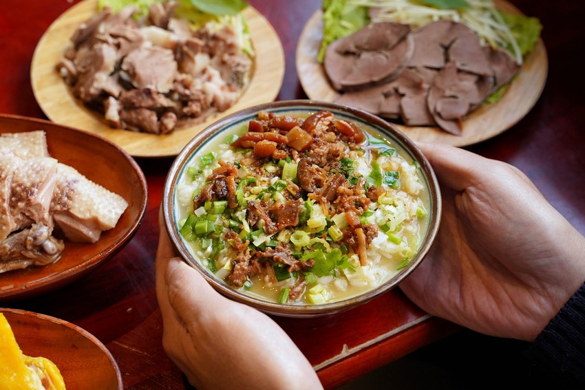 Google評價4.6顆星!就是這間排隊必吃的『辛梅-阿嬤的味道』,主打各式平價大份量古早味米食及特色小菜,還有浮誇吸睛的限量切片肉盤文昌雞、櫻桃鴨! - 阿華田的美食日記