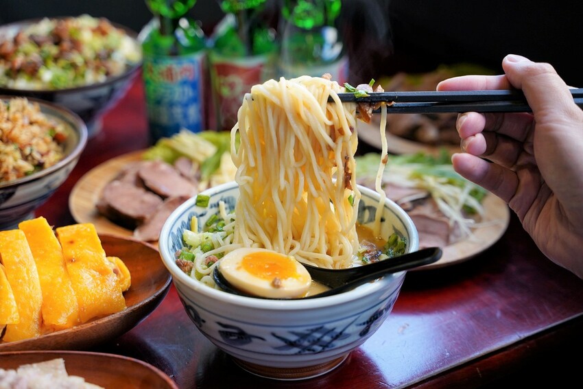 Google評價4.6顆星!就是這間排隊必吃的『辛梅-阿嬤的味道』,主打各式平價大份量古早味米食及特色小菜,還有浮誇吸睛的限量切片肉盤文昌雞、櫻桃鴨! - 阿華田的美食日記