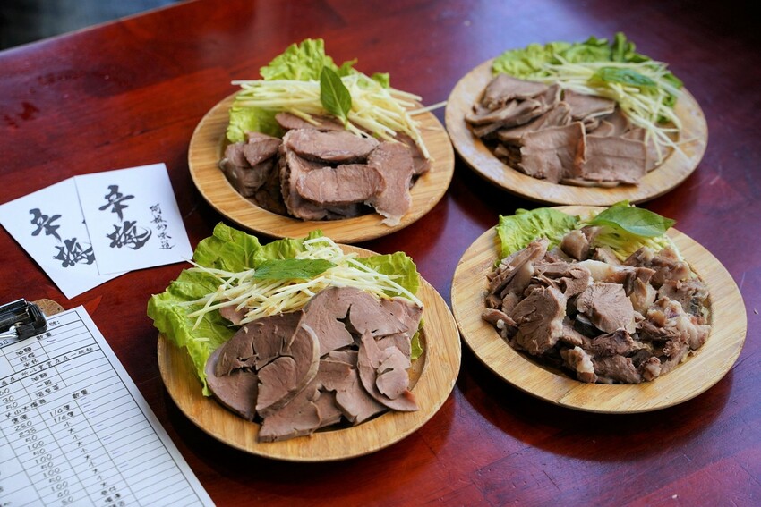 Google評價4.6顆星!就是這間排隊必吃的『辛梅-阿嬤的味道』,主打各式平價大份量古早味米食及特色小菜,還有浮誇吸睛的限量切片肉盤文昌雞、櫻桃鴨! - 阿華田的美食日記