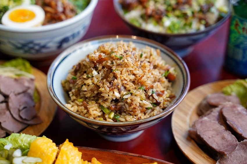 Google評價4.6顆星!就是這間排隊必吃的『辛梅-阿嬤的味道』,主打各式平價大份量古早味米食及特色小菜,還有浮誇吸睛的限量切片肉盤文昌雞、櫻桃鴨! - 阿華田的美食日記