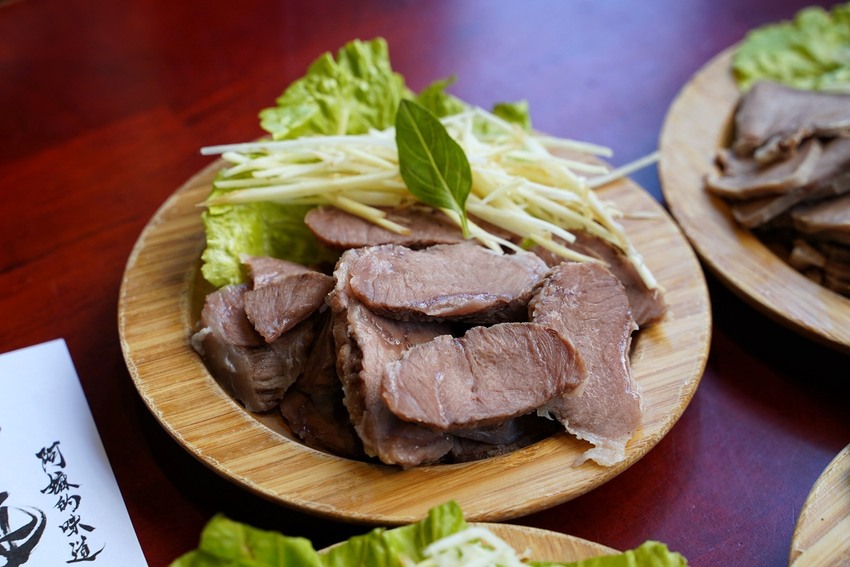 Google評價4.6顆星!就是這間排隊必吃的『辛梅-阿嬤的味道』,主打各式平價大份量古早味米食及特色小菜,還有浮誇吸睛的限量切片肉盤文昌雞、櫻桃鴨! - 阿華田的美食日記