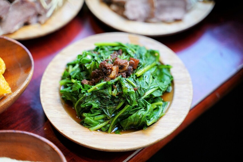 Google評價4.6顆星!就是這間排隊必吃的『辛梅-阿嬤的味道』,主打各式平價大份量古早味米食及特色小菜,還有浮誇吸睛的限量切片肉盤文昌雞、櫻桃鴨! - 阿華田的美食日記