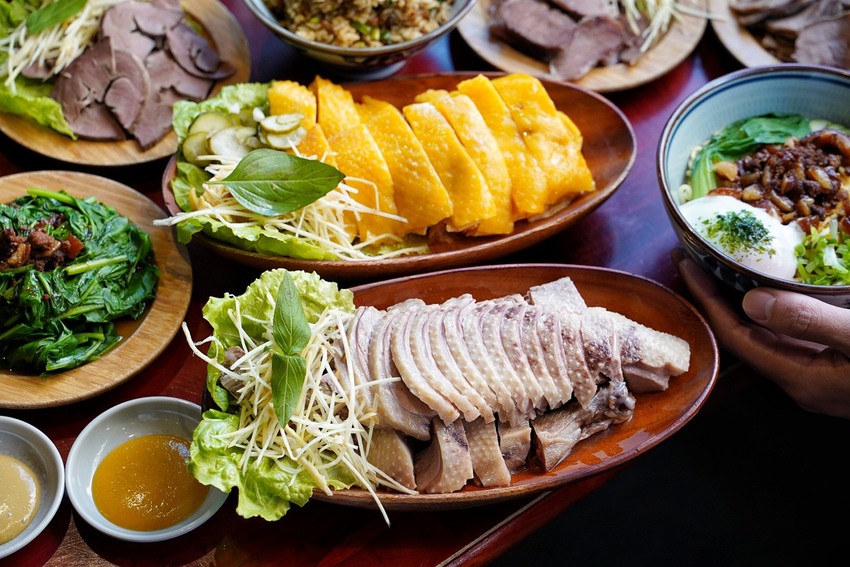 Google評價4.6顆星!就是這間排隊必吃的『辛梅-阿嬤的味道』,主打各式平價大份量古早味米食及特色小菜,還有浮誇吸睛的限量切片肉盤文昌雞、櫻桃鴨! - 阿華田的美食日記