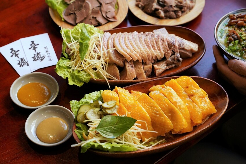 Google評價4.6顆星!就是這間排隊必吃的『辛梅-阿嬤的味道』,主打各式平價大份量古早味米食及特色小菜,還有浮誇吸睛的限量切片肉盤文昌雞、櫻桃鴨! - 阿華田的美食日記