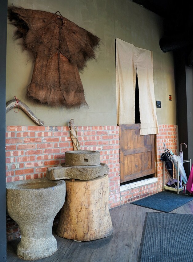 Google評價4.6顆星!就是這間排隊必吃的『辛梅-阿嬤的味道』,主打各式平價大份量古早味米食及特色小菜,還有浮誇吸睛的限量切片肉盤文昌雞、櫻桃鴨! - 阿華田的美食日記