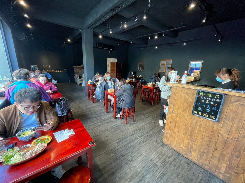 Google評價4.6顆星!就是這間排隊必吃的『辛梅-阿嬤的味道』,主打各式平價大份量古早味米食及特色小菜,還有浮誇吸睛的限量切片肉盤文昌雞、櫻桃鴨! - 阿華田的美食日記