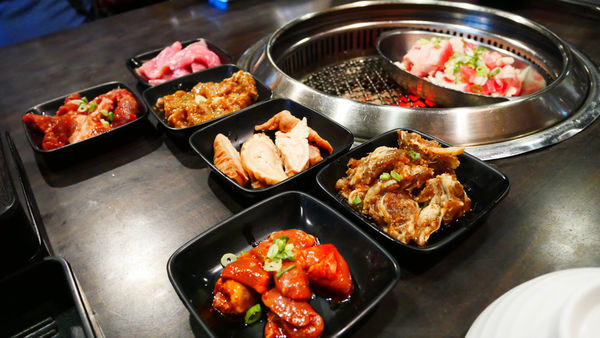 「中山」赤坂亭日式燒肉-民權東路上深夜燒烤吃到飽老店，吃的都是滿滿回憶