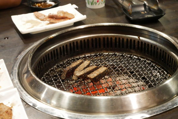 「中山」赤坂亭日式燒肉-民權東路上深夜燒烤吃到飽老店，吃的都是滿滿回憶