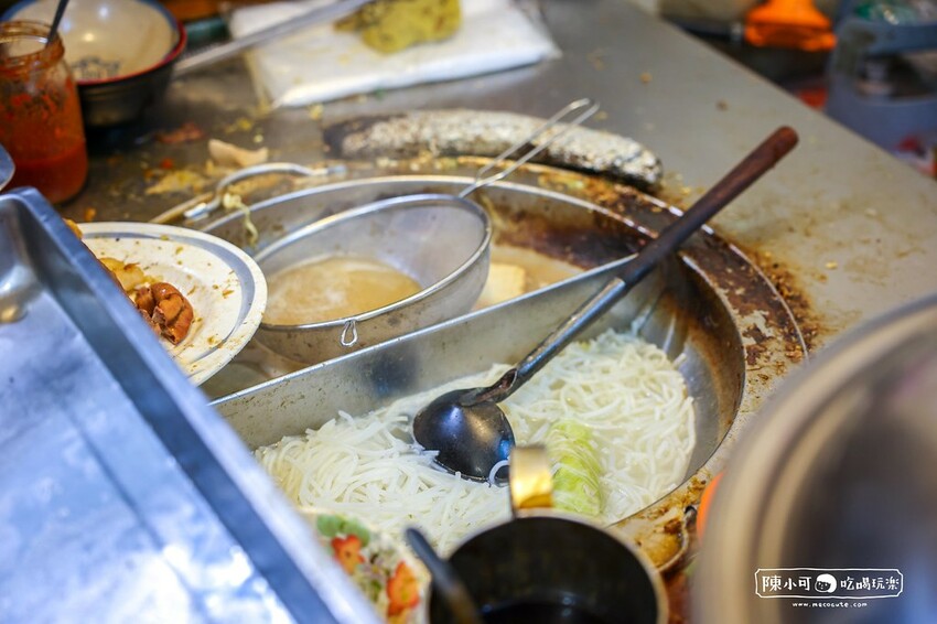 開到凌晨的米粉湯宵夜，擺盤滷味經典畫面！尬一份超大燒賣吃好飽啊～