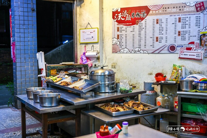 開到凌晨的米粉湯宵夜，擺盤滷味經典畫面！尬一份超大燒賣吃好飽啊～