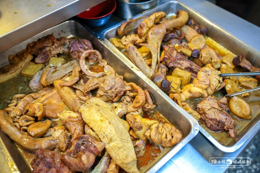 開到凌晨的米粉湯宵夜，擺盤滷味經典畫面！尬一份超大燒賣吃好飽啊～