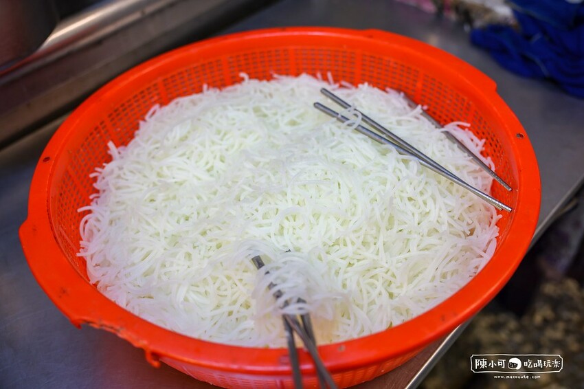 開到凌晨的米粉湯宵夜，擺盤滷味經典畫面！尬一份超大燒賣吃好飽啊～