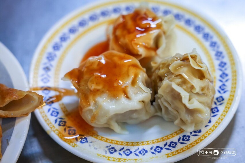 開到凌晨的米粉湯宵夜，擺盤滷味經典畫面！尬一份超大燒賣吃好飽啊～