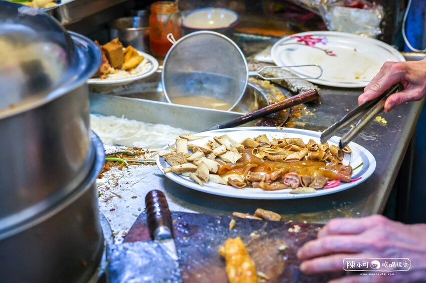 開到凌晨的米粉湯宵夜，擺盤滷味經典畫面！尬一份超大燒賣吃好飽啊～