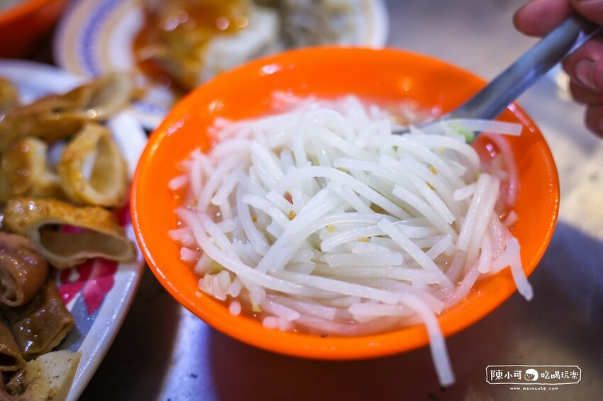 開到凌晨的米粉湯宵夜，擺盤滷味經典畫面！尬一份超大燒賣吃好飽啊～