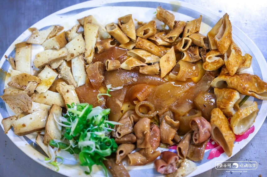 開到凌晨的米粉湯宵夜，擺盤滷味經典畫面！尬一份超大燒賣吃好飽啊～