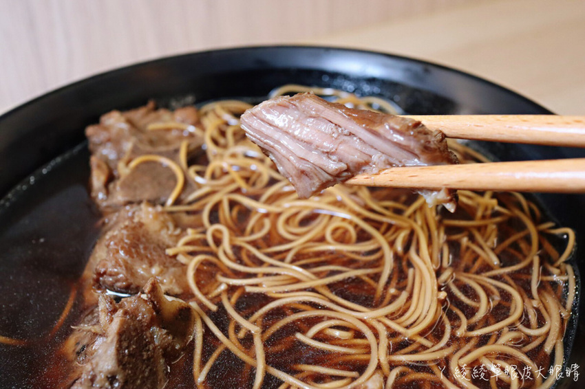 苗栗宵夜推薦外星球食堂!味道特別奇怪、CP值低但客人爆多的苗栗滷味!吃滷味還可以先試喝湯頭