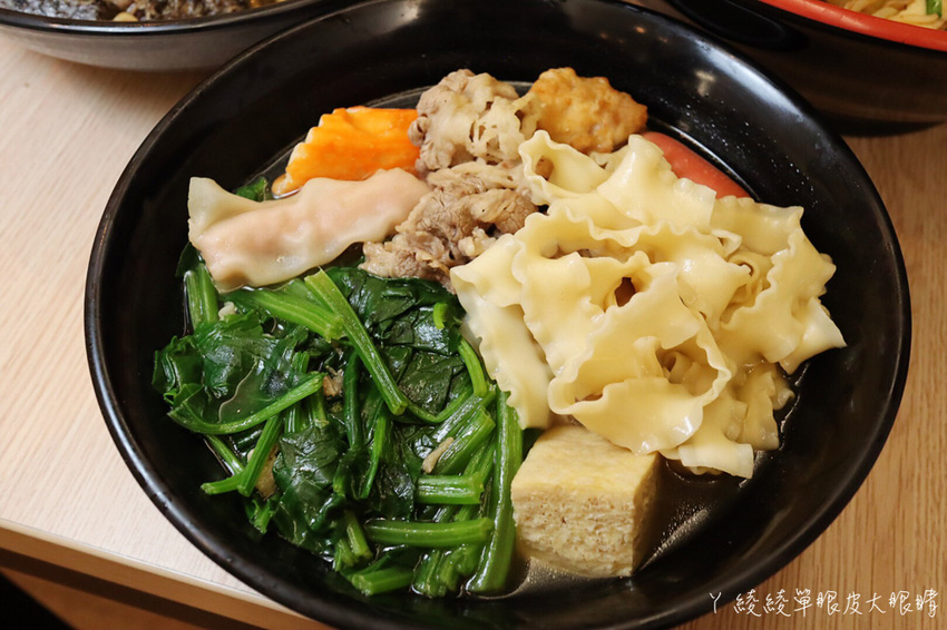 苗栗宵夜推薦外星球食堂!味道特別奇怪、CP值低但客人爆多的苗栗滷味!吃滷味還可以先試喝湯頭