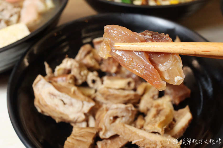 苗栗宵夜推薦外星球食堂!味道特別奇怪、CP值低但客人爆多的苗栗滷味!吃滷味還可以先試喝湯頭