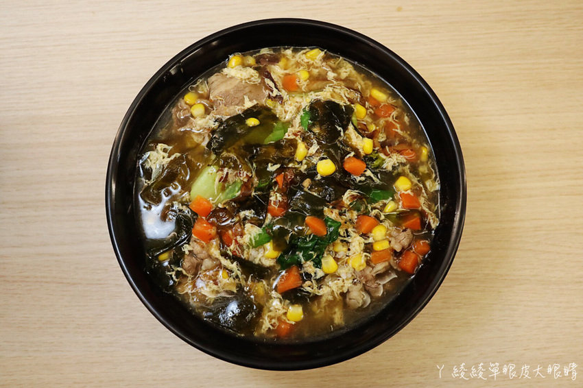 苗栗宵夜推薦外星球食堂!味道特別奇怪、CP值低但客人爆多的苗栗滷味!吃滷味還可以先試喝湯頭