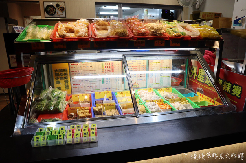 苗栗宵夜推薦外星球食堂!味道特別奇怪、CP值低但客人爆多的苗栗滷味!吃滷味還可以先試喝湯頭