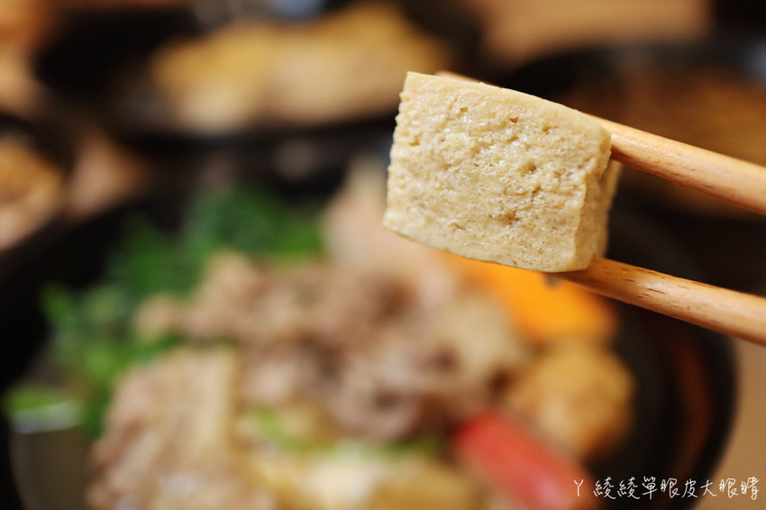 苗栗宵夜推薦外星球食堂!味道特別奇怪、CP值低但客人爆多的苗栗滷味!吃滷味還可以先試喝湯頭