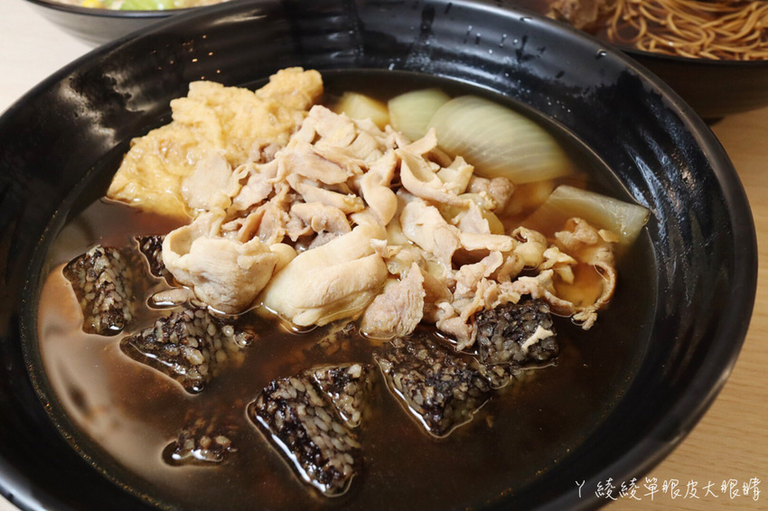 苗栗宵夜推薦外星球食堂!味道特別奇怪、CP值低但客人爆多的苗栗滷味!吃滷味還可以先試喝湯頭